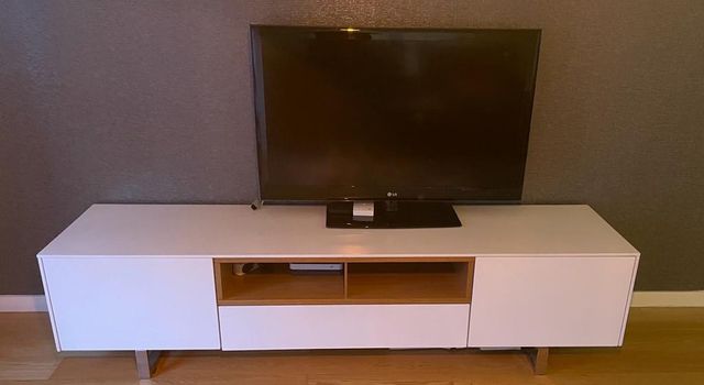 Mueble TV lavado blanco y combinado con madera