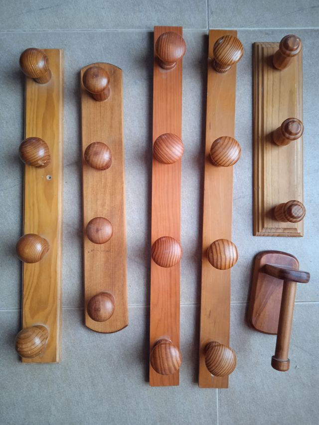 PERCHEROS DE MADERA NATURAL Y ROLLO BAÑO