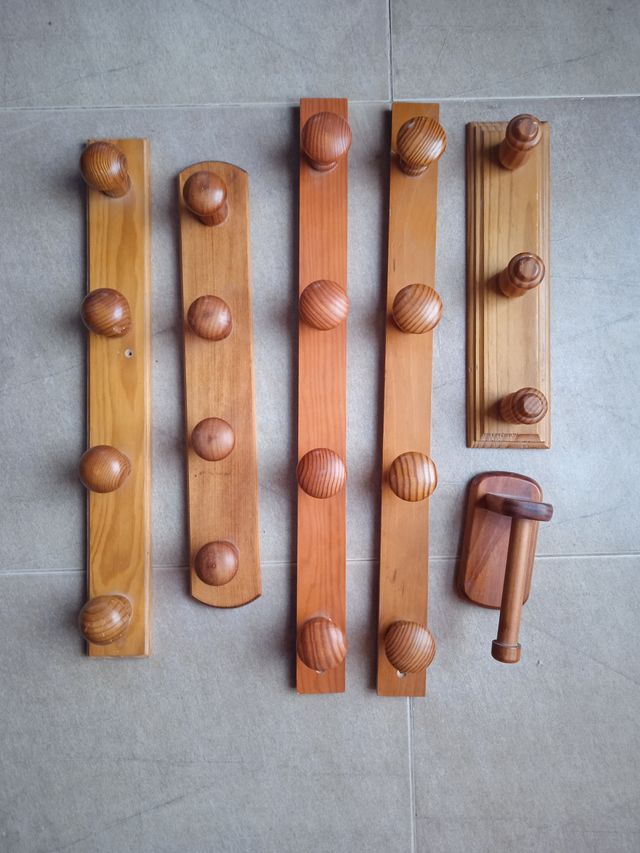PERCHEROS DE MADERA NATURAL Y ROLLO BAÑO
