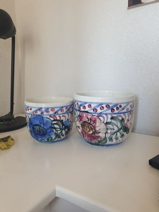 Conjunto de maceteros de cerámica pintados flores