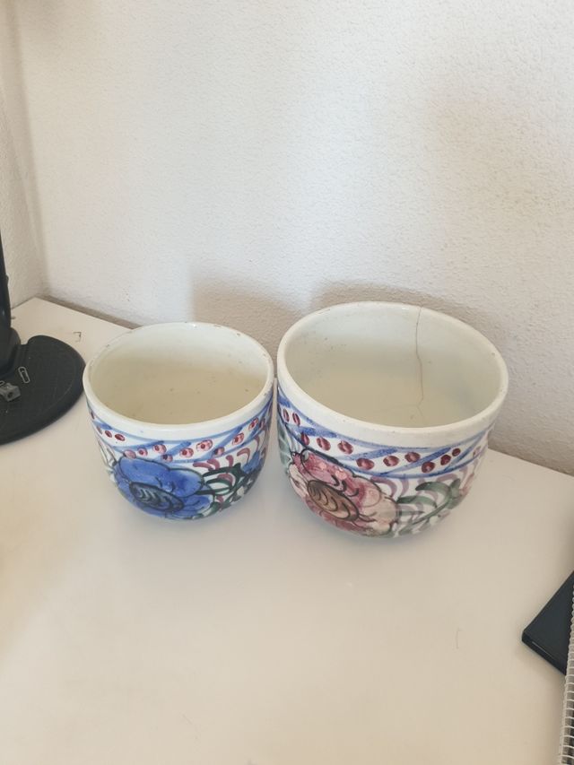 Conjunto de maceteros de cerámica pintados flores