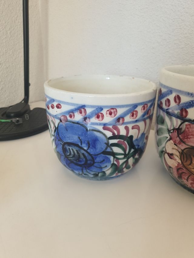 Conjunto de maceteros de cerámica pintados flores