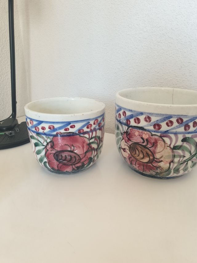Conjunto de maceteros de cerámica pintados flores