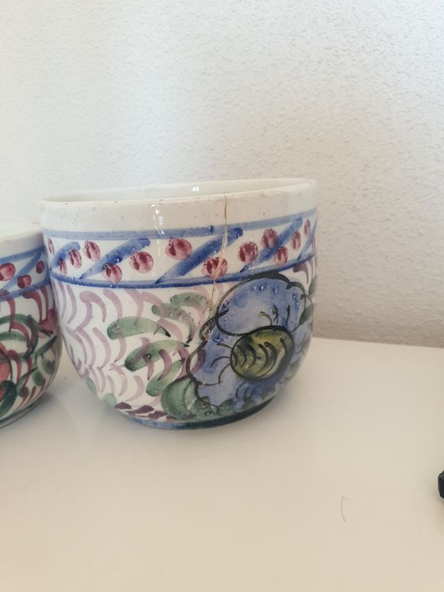 Conjunto de maceteros de cerámica pintados flores