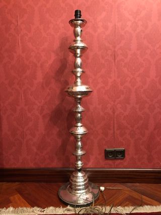 Lámpara de pie antigua vintage bañada en plata.