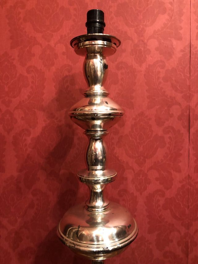 Lámpara de pie antigua vintage bañada en plata.