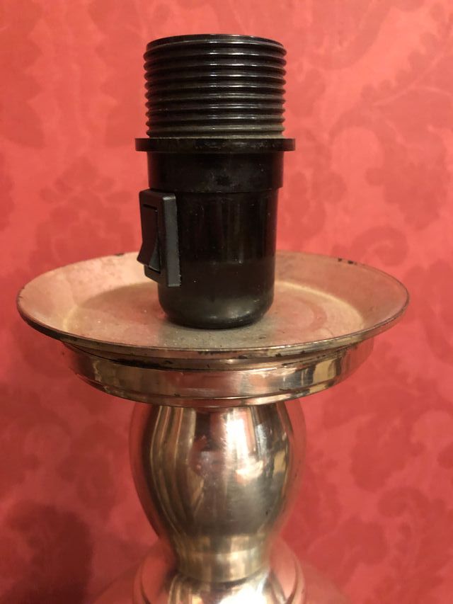 Lámpara de pie antigua vintage bañada en plata.