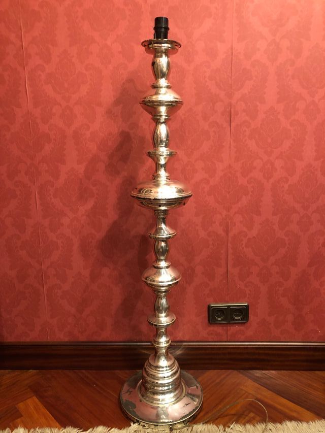 Lámpara de pie antigua vintage bañada en plata.