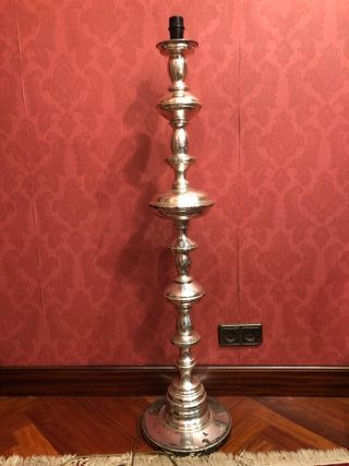 Lámpara de pie antigua vintage bañada en plata.