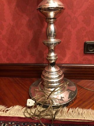 Lámpara de pie antigua vintage bañada en plata.