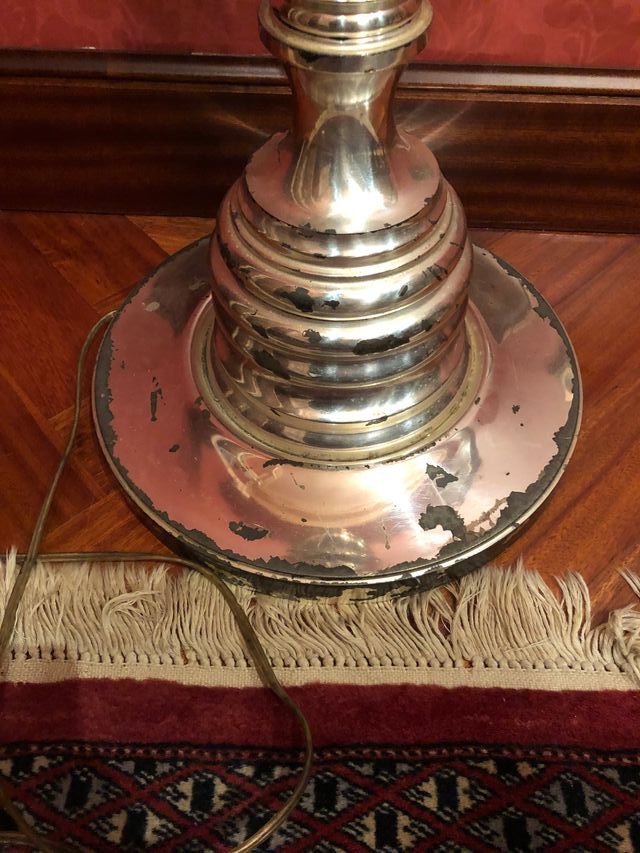 Lámpara de pie antigua vintage bañada en plata.