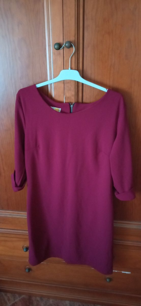 Vestido burdeos para mujer de Ylos.