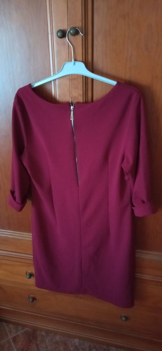 Vestido burdeos para mujer de Ylos.