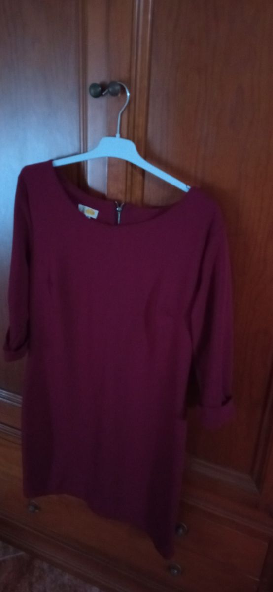 Vestido burdeos para mujer de Ylos.