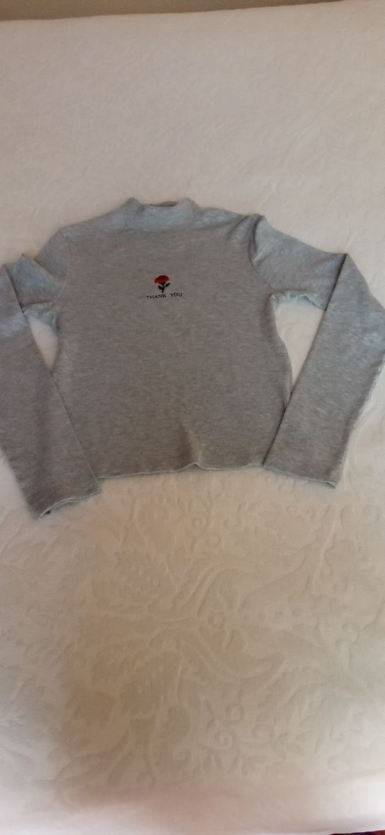 Camiseta de manga larga gris para chica de Bershka