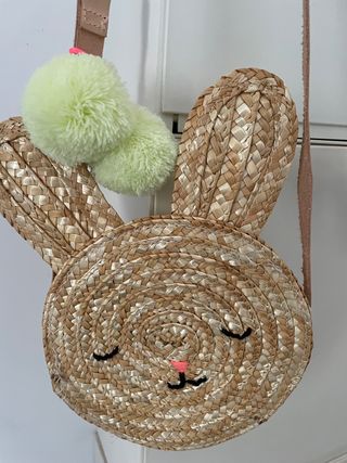 Bolso de mimbre en bandolera forma conejo