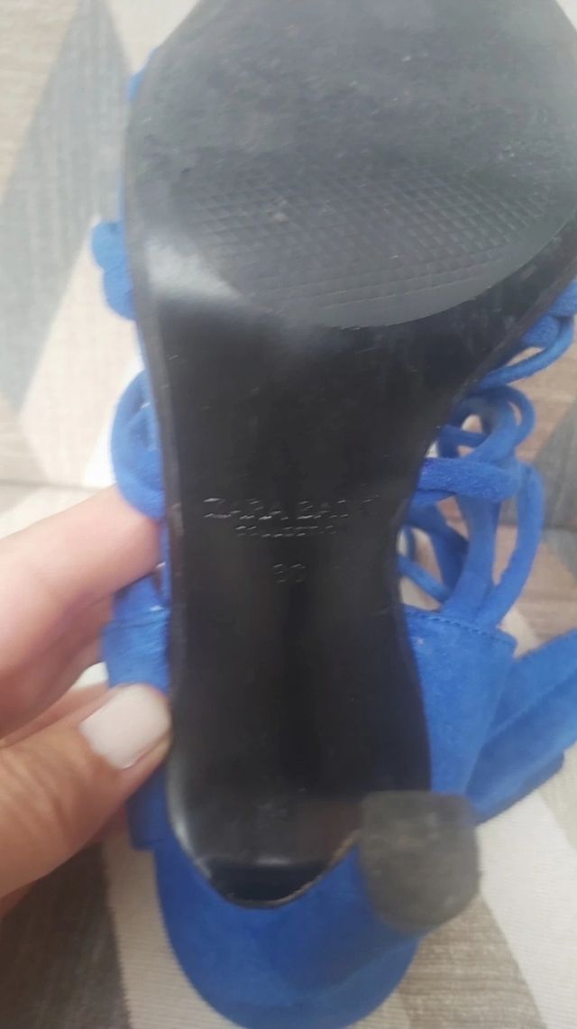 sandalia azul atada Zara