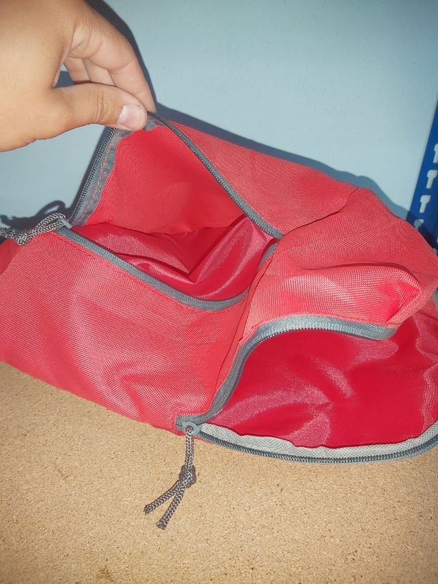 mochila pequeña roja