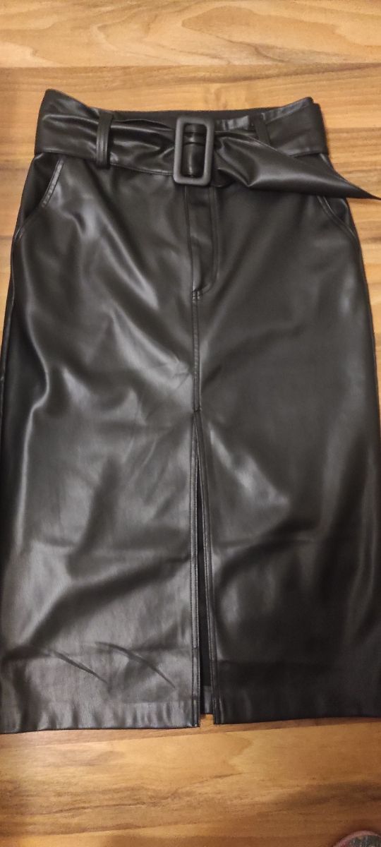 Falda polipiel negra con cinturón talla 38