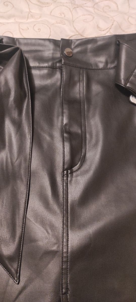 Falda polipiel negra con cinturón talla 38