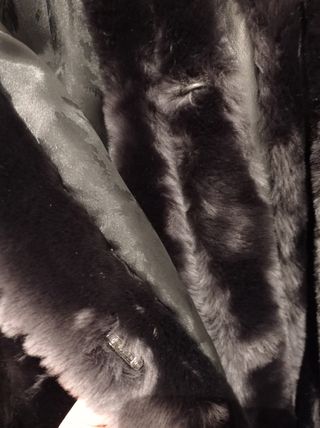 Chaquetón de piel de mutón y cuero.