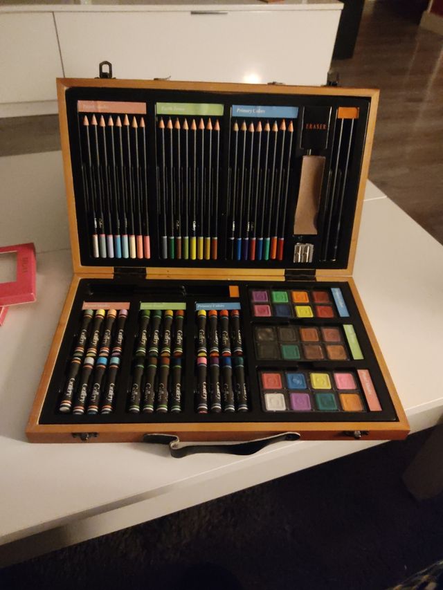 Estuche de madera con  lapices y ceras de colores