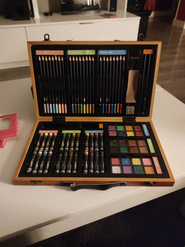 Estuche de madera con  lapices y ceras de colores