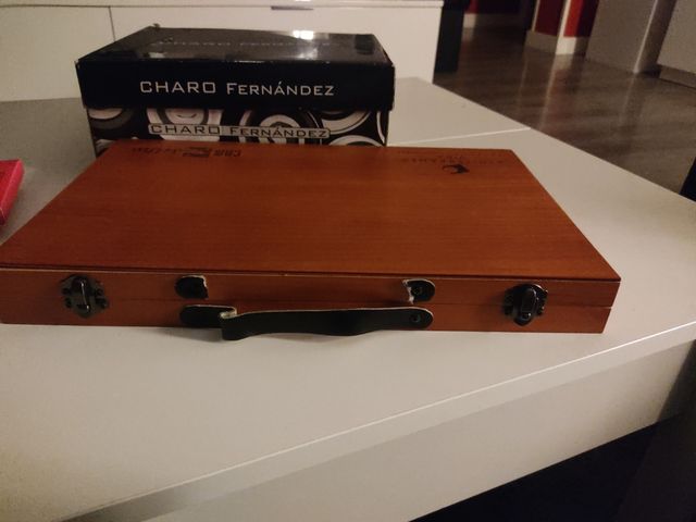 Estuche de madera con  lapices y ceras de colores