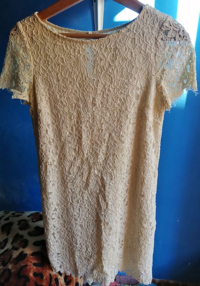 Vestido corto manga corta.