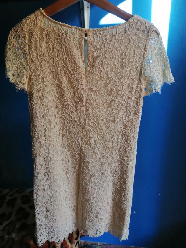 Vestido corto manga corta.