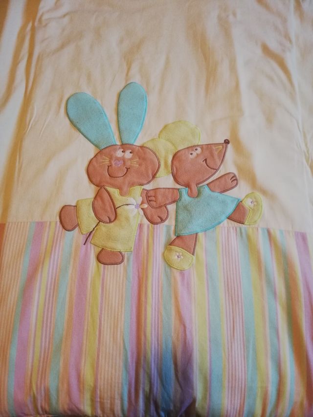 Chichónera y edredón cuna a juego.