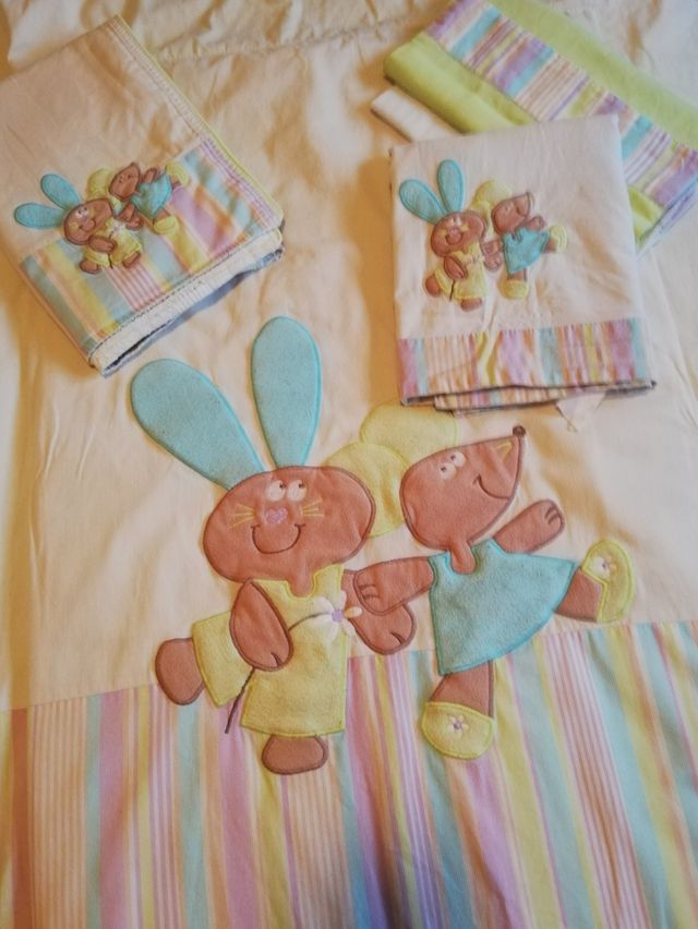 Chichónera y edredón cuna a juego.