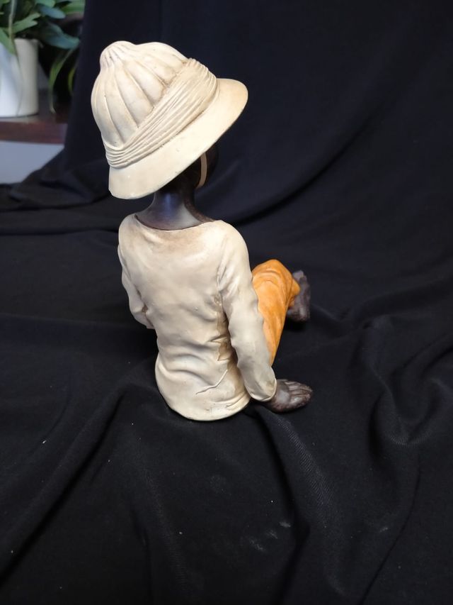Figura niño sentado