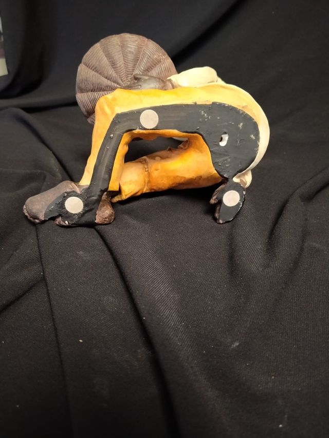 Figura niño sentado