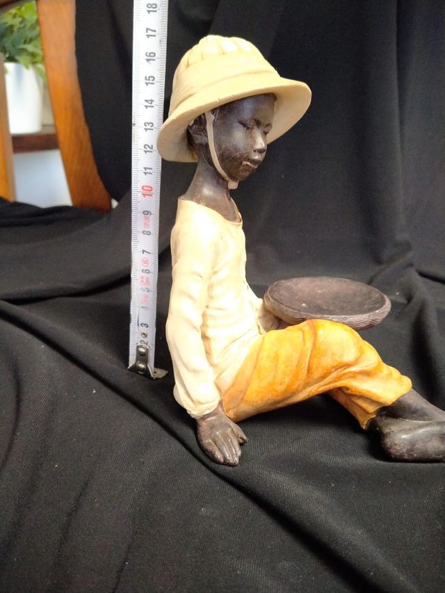 Figura niño sentado