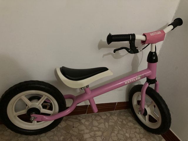 Bicicleta nueva sin pedales sin estrenar