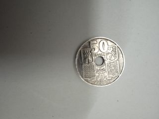 moneda de 50 centimos de agujero desplazado 