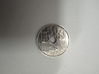 moneda de 50 centimos de agujero desplazado 
