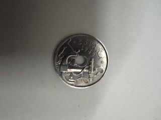 moneda de 50 centimos de agujero desplazado 