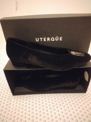 Zapatos de Uterqüe negro 38.le falta la piedra.