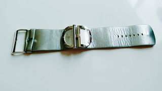 Reloj plateado Guess