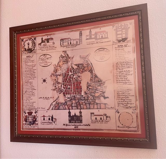 Marco de madera con tachuelas