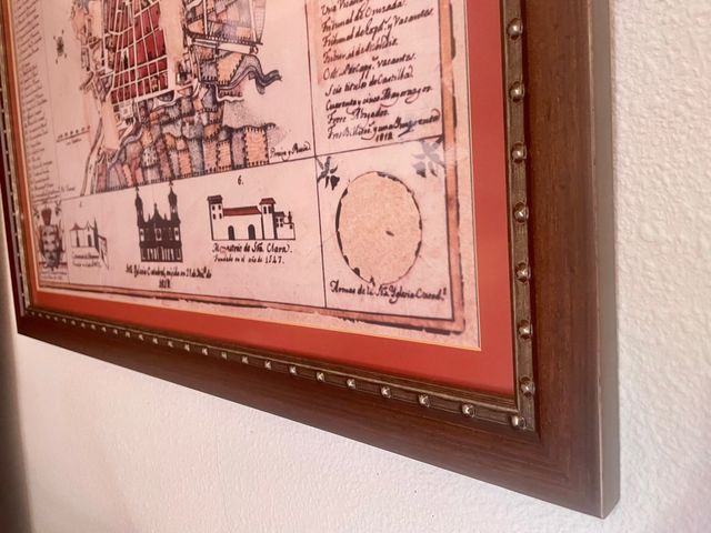 Marco de madera con tachuelas