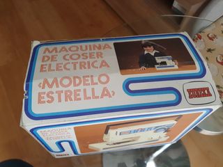 Máquina de coser de juguete antigua.