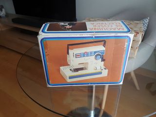 Máquina de coser de juguete antigua.