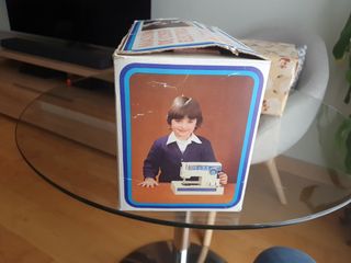Máquina de coser de juguete antigua.