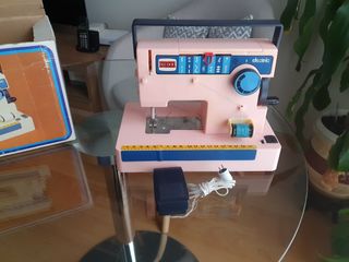Máquina de coser de juguete antigua.