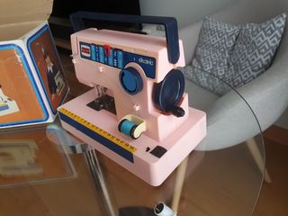 Máquina de coser de juguete antigua.