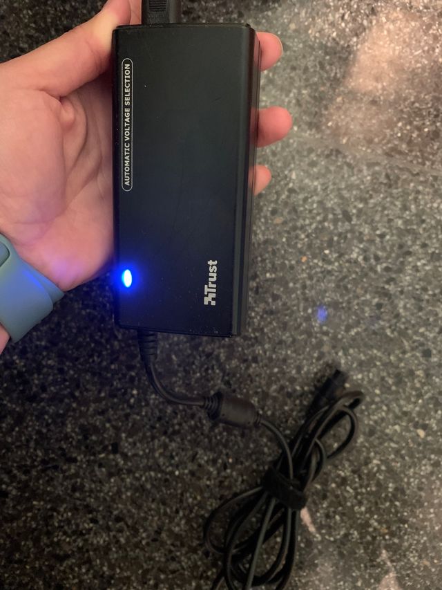 Cargador Universal Trust 90W