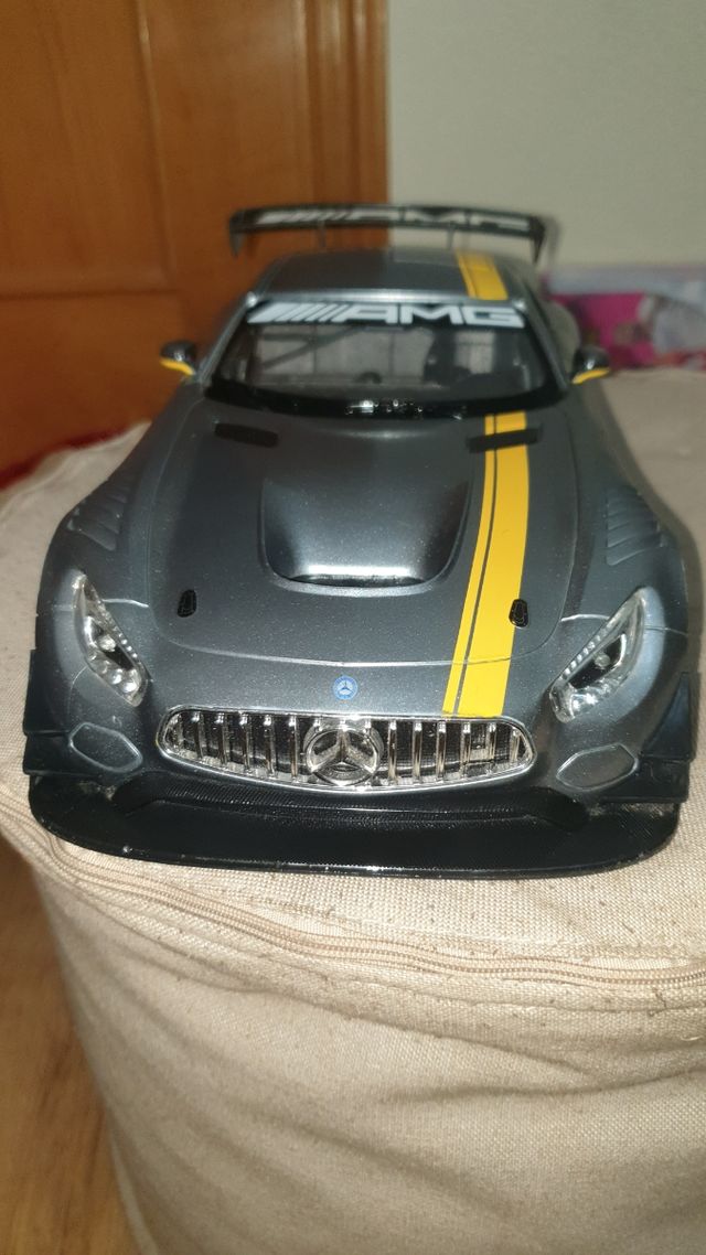 Coches teleridijidos Mercedes y Porche